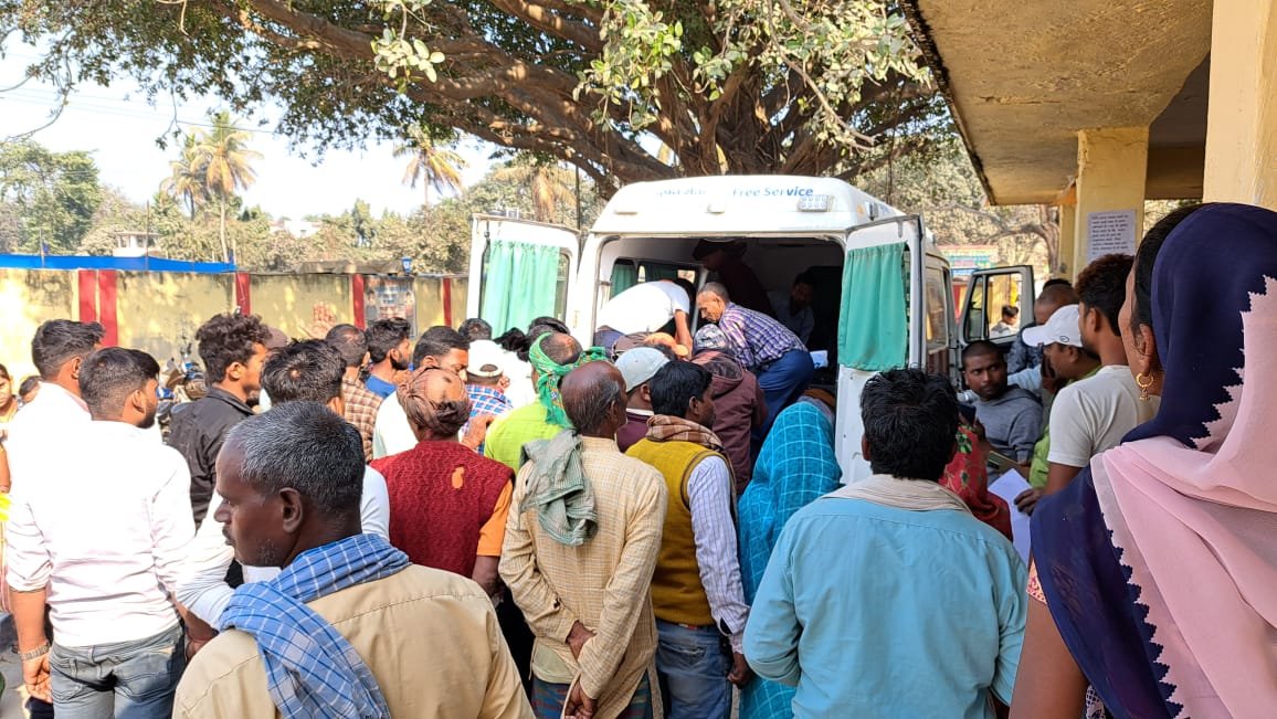 घोषई में सड़क दुघर्टना में दो लोग गंभीर रूप से घायल , रैफर 
