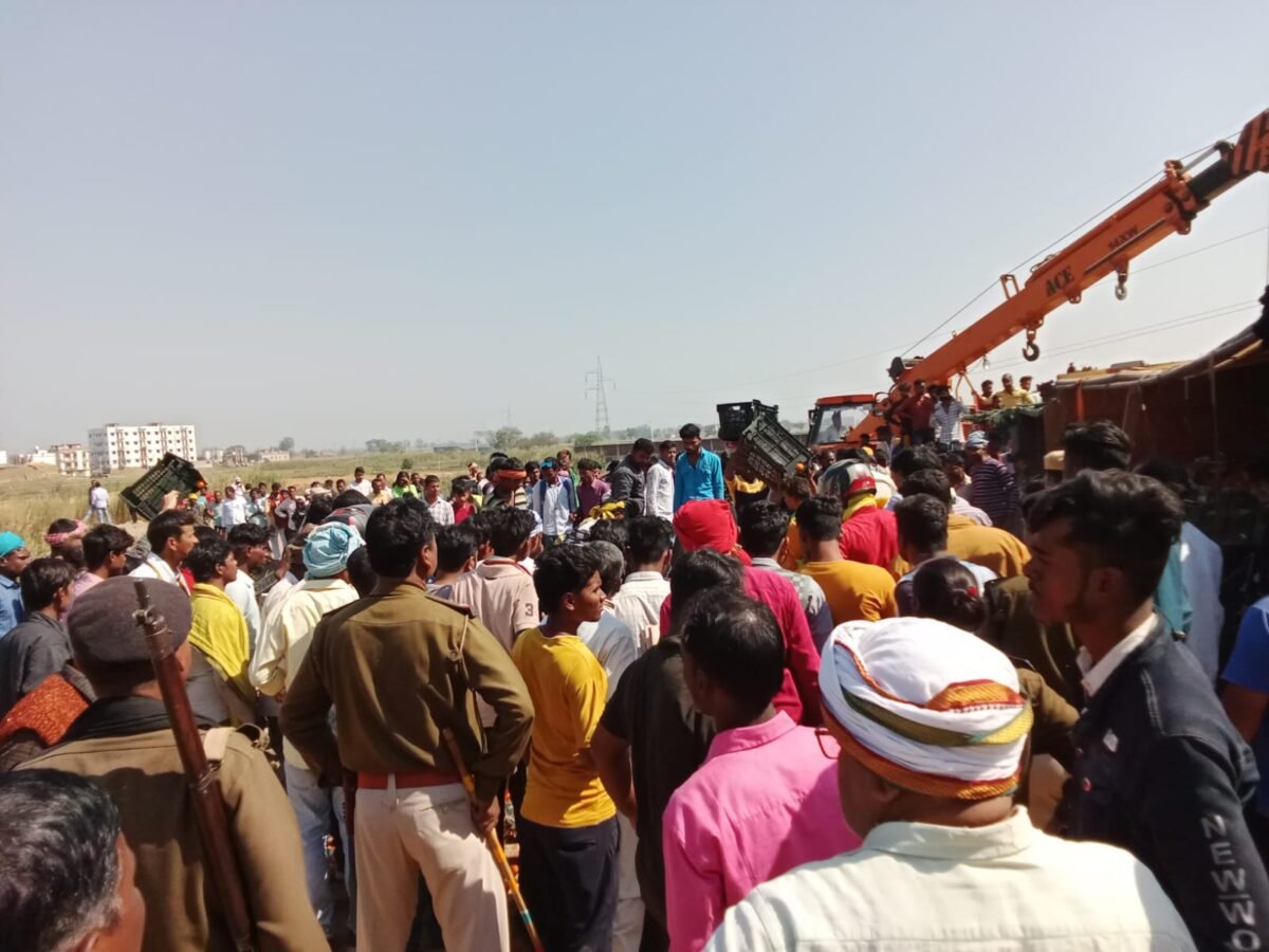 चलते ट्रक पर चढ़कर चालक की पिटाई कर रहे शख्स की ट्रक के नीचे दबने से मौत