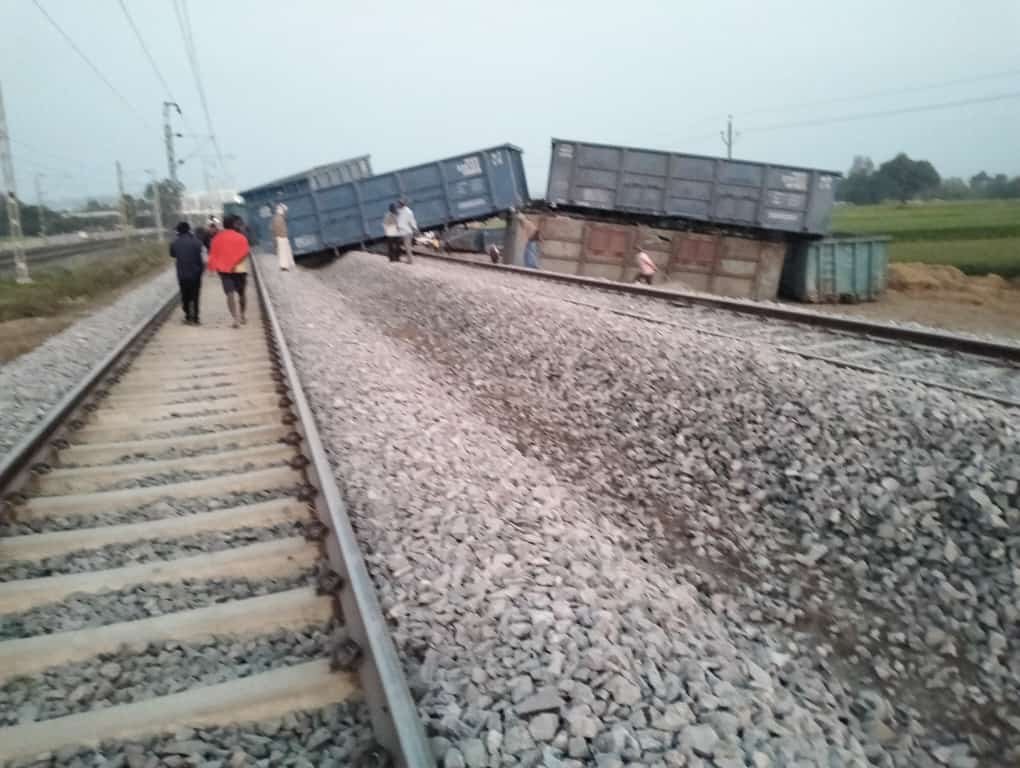 Train Accident: रेलवे स्टेशन के समीप मालगाड़ी के 13 डिब्बे पटरी से उतरे, मचा हड़कंप