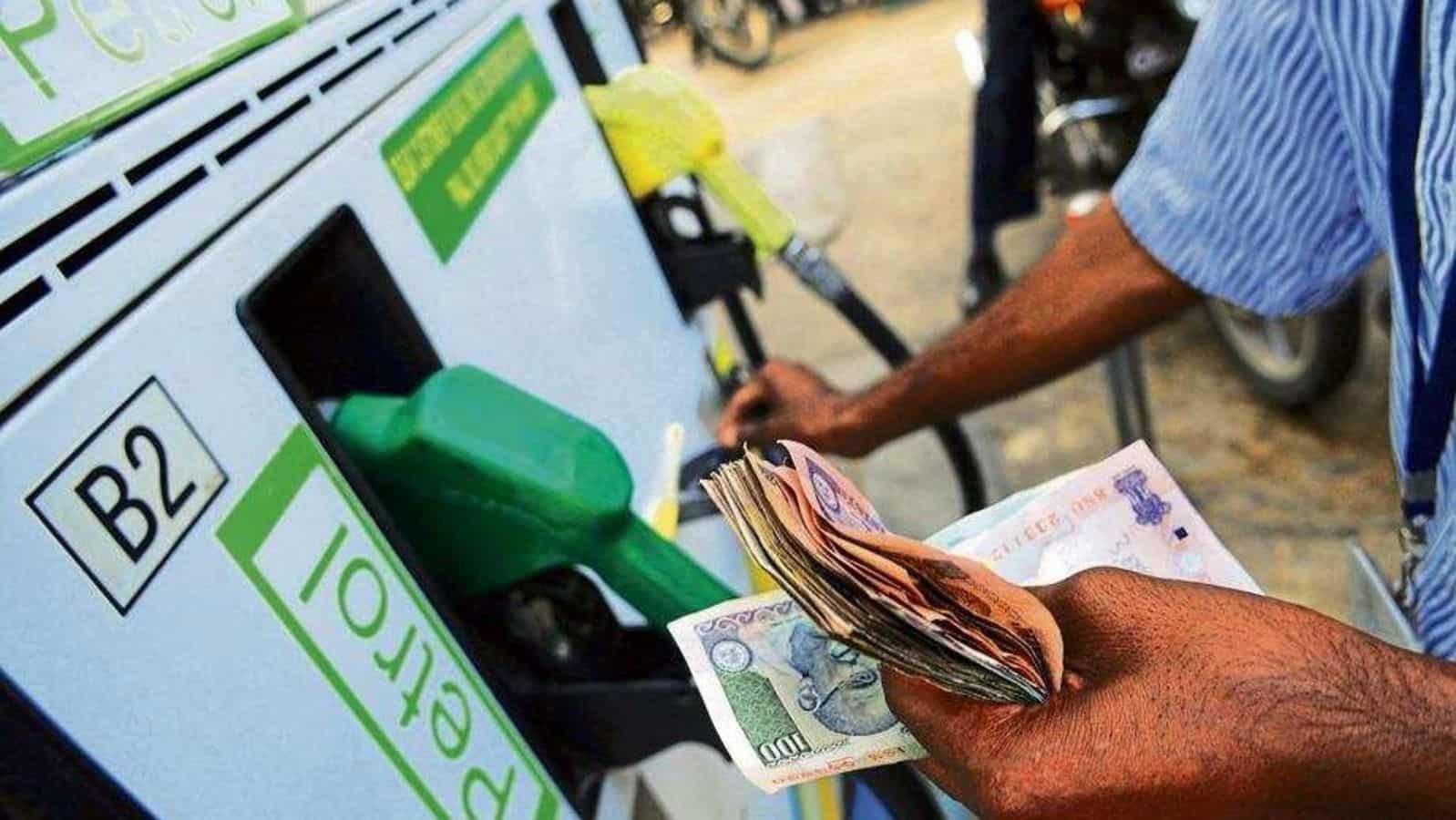 Petrol Price: आम आदमी को लगा महंगाई का झटका, पेट्रोल और डीजल के बढ़ेंगे दाम!