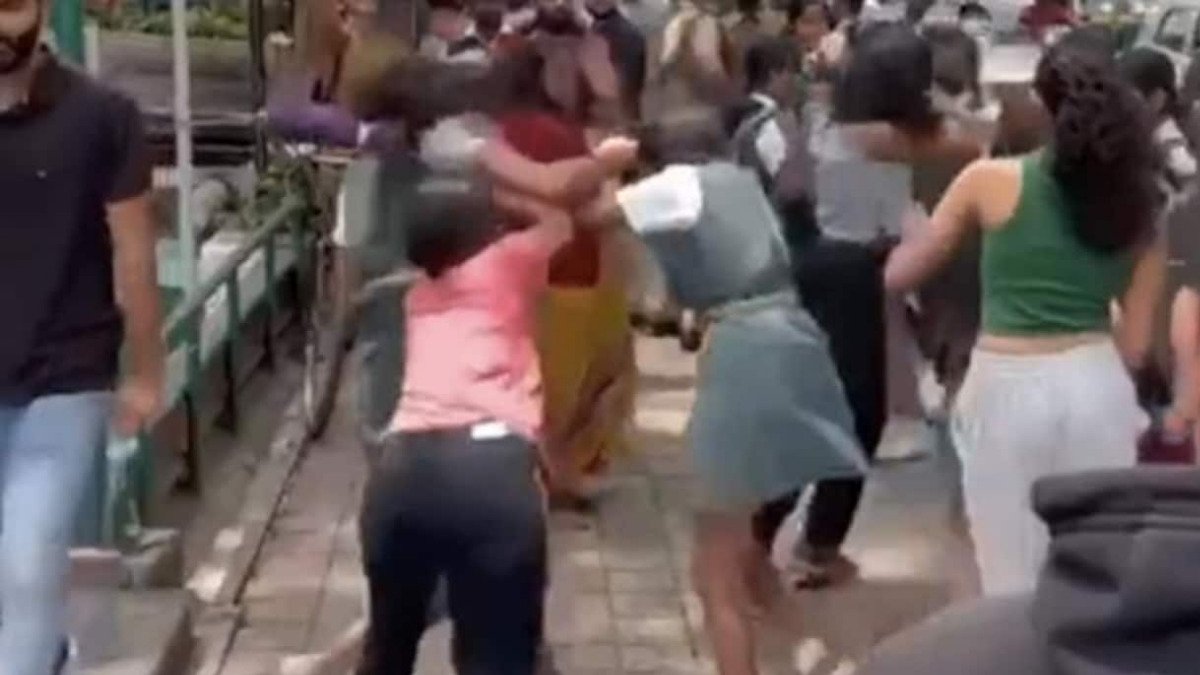 स्कूल में बॉयफ्रेंड के लिए दो लड़कियां आपस में भिड़ी,जमकर चले लात घूंसे