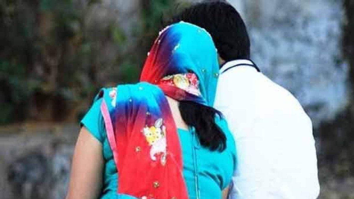 शर्मनाक: बहू के प्यार में डूबा ससुर, बाइक चुराकर घर से ले भागा, सन्न रह गया बेटा