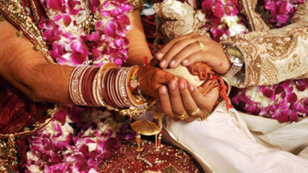शादी की खुशियां मातम में पसरी, दुल्हन के पिता ने नाचने से किया मना तो युवकों ने चा’कू…