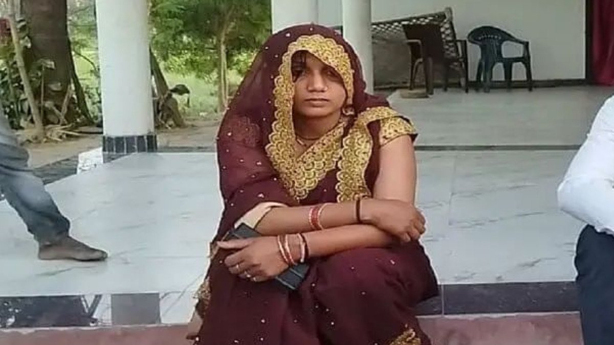 ससुराल के बाहर धरने पर बैठी नई बहू, दहेज के लिए घर में घुसने नहीं दे रहा पति!
