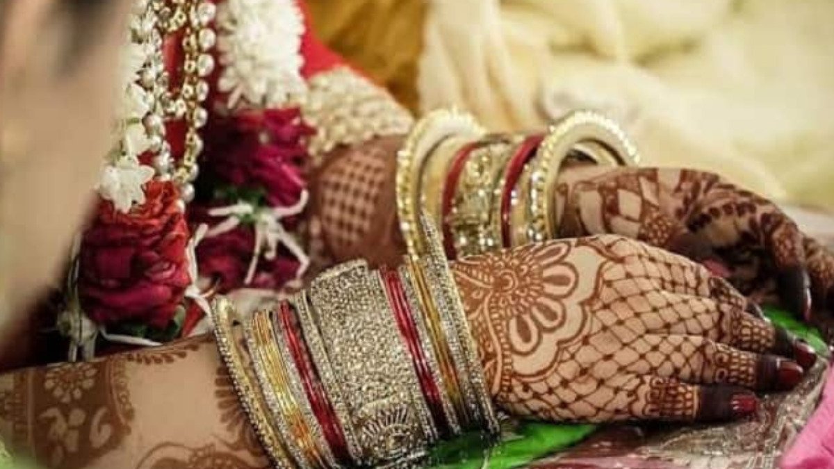 झूठ बोलकर दोबारा शादी रचा रहा था दो बच्चों का पिता, मंडप में दुल्हन की जगह पहुंची पत्नी!