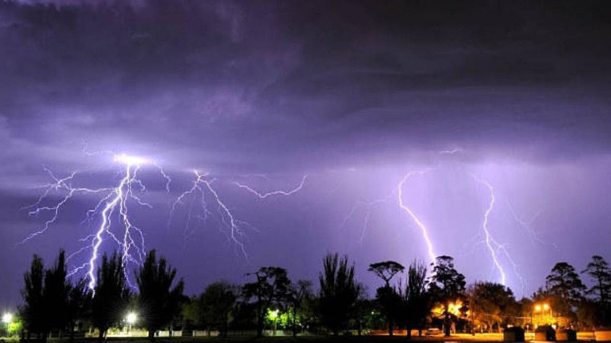 Bihar Weather Alert: बिहार में मौसम का बिगड़ा मिजाज, कई जिलों में बारिश और तूफान, IMD ने जारी किया अलर्ट