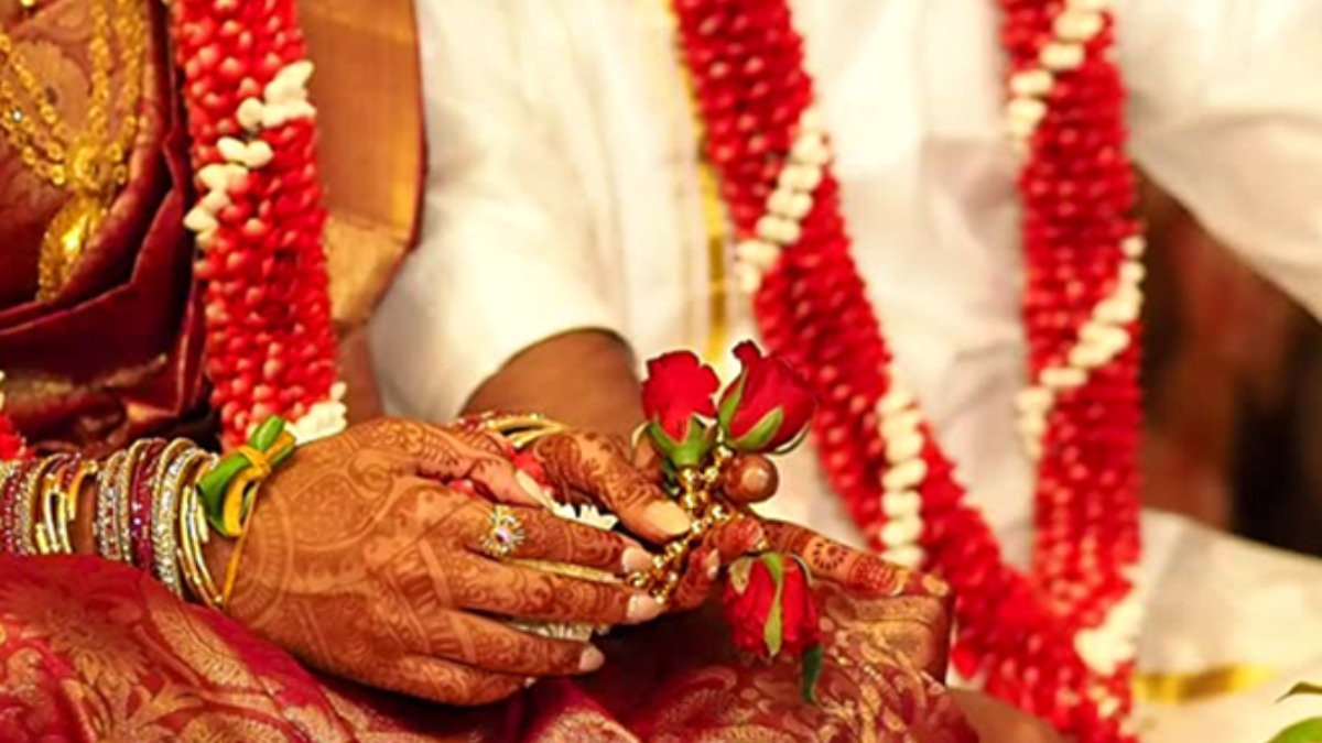 सुहागरात को प्रेमी से मोबाइल पर बात कर रही थी दुल्हन, दूल्हे ने पूछा तो कर दी कुटाई!