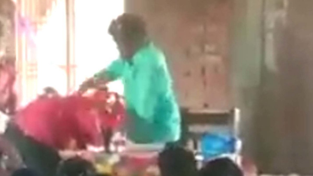 Teacher and Student Fight: टीचर की डांट से स्टूडेंट हुआ आग बबूला, महिला शिक्षिका को ही जमीन पर दे पटका