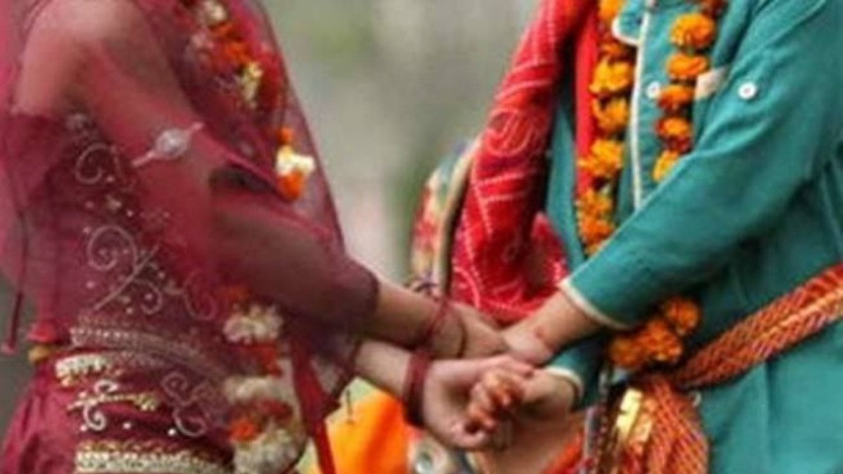सोशल मीडिया पर हुआ प्यार, अब शादी की जिद्द पर अड़ी दो युवतियां!