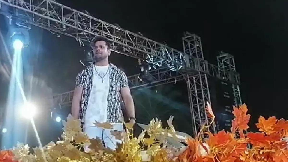 Khesari Lal Yadav: खेसारीलाल यादव के कार्यक्रम में हुई पत्थरबाजी, महिला डांसर का सिर फटा, अभिनेता का फूटा गुस्सा