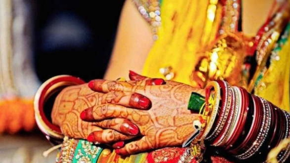 प्रेमि के घर दुल्हन के जोड़े में पहुंची प्रेमिका, हाईवोल्टेज ड्रामे के बीच हुई शादी
