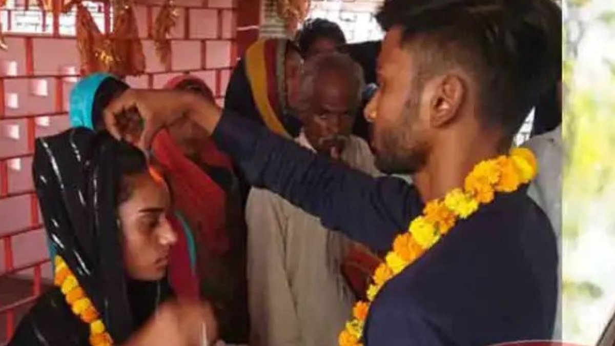 दवा लेकर बीमार प्रेमिका से मिलने पहुंचा प्रेमी, फिर परिजनों ने करवा दी शादी
