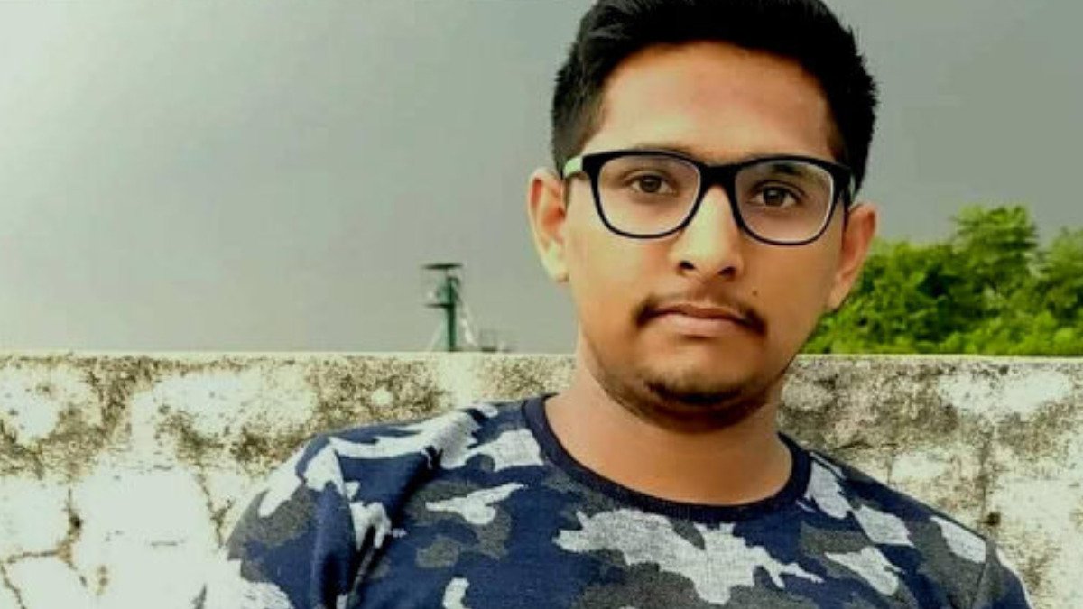 Success Story: 60 किमी की दूरी पर था कॉलेज, इंटर में शुरू की UPSC की तैयारी, बने यंगेस्ट IAS ऑफिसर