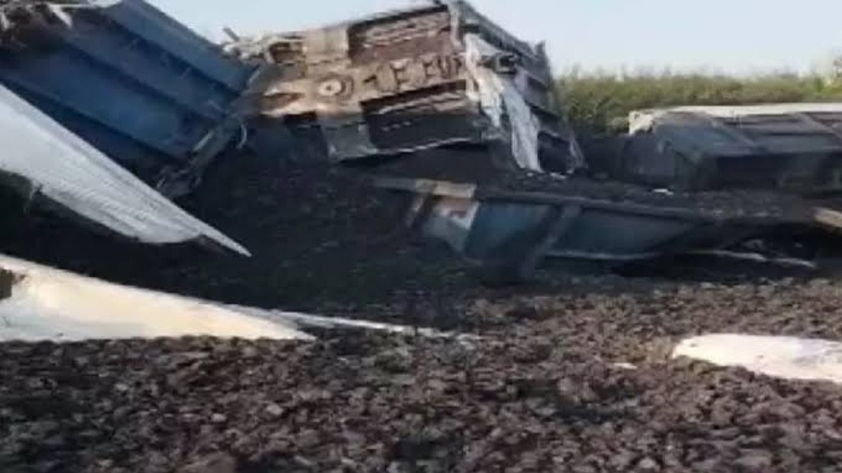 बिहार में ट्रेन के दो डब्बे पलटे, रूटों पर परिचालन ठप, रेलवे ने जारी किया हेल्पलाइन नंबर