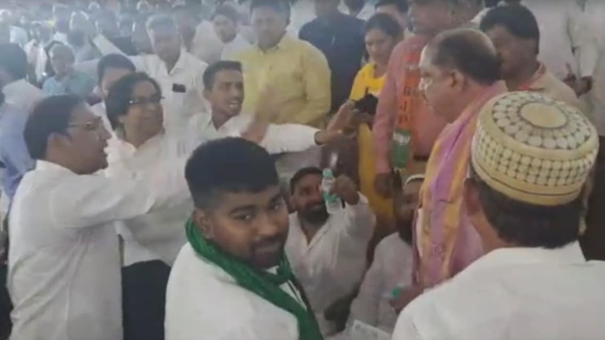 ओवैसी के पार्षद वंदे मातरम् के समय नहीं हुए खड़े, फिर बरसे कई थप्पड़