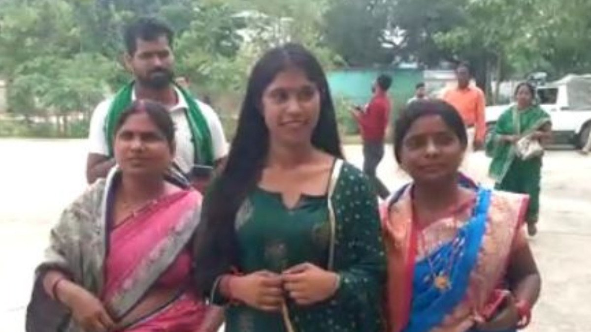 बिहार: मुखिया मां की हुई थी हत्या, फिर सिर्फ 21 साल की उम्र में जेडीयू नेता को हराकर बनी मुखिया!