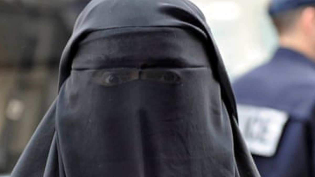 OMG: प्रेमी ने पहना बुर्का, मेकअप किया और प्रेमिका के घर पहुंच गया, फिर …