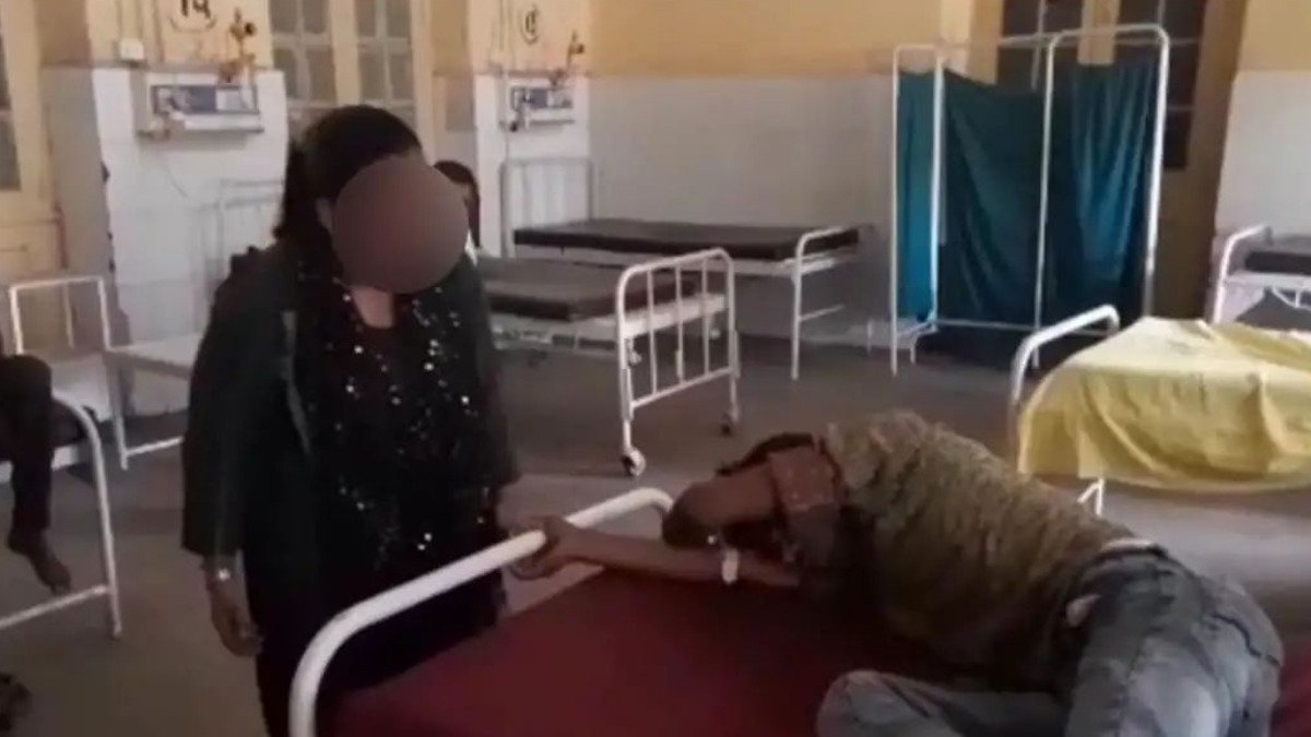 OMG: अस्पताल में भर्ती युवक को प्रेमिका ने चप्पलों से पीटा, मामला जानकर छूट जाएगी हंसी!