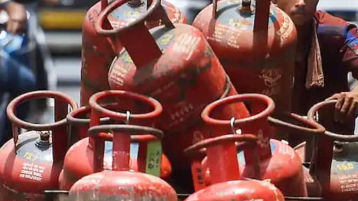 LPG Gas Cylinder Price: एलपीजी गैस सिलेंडर के दाम में बड़ी गिरावट, देखिए नए रेट्स