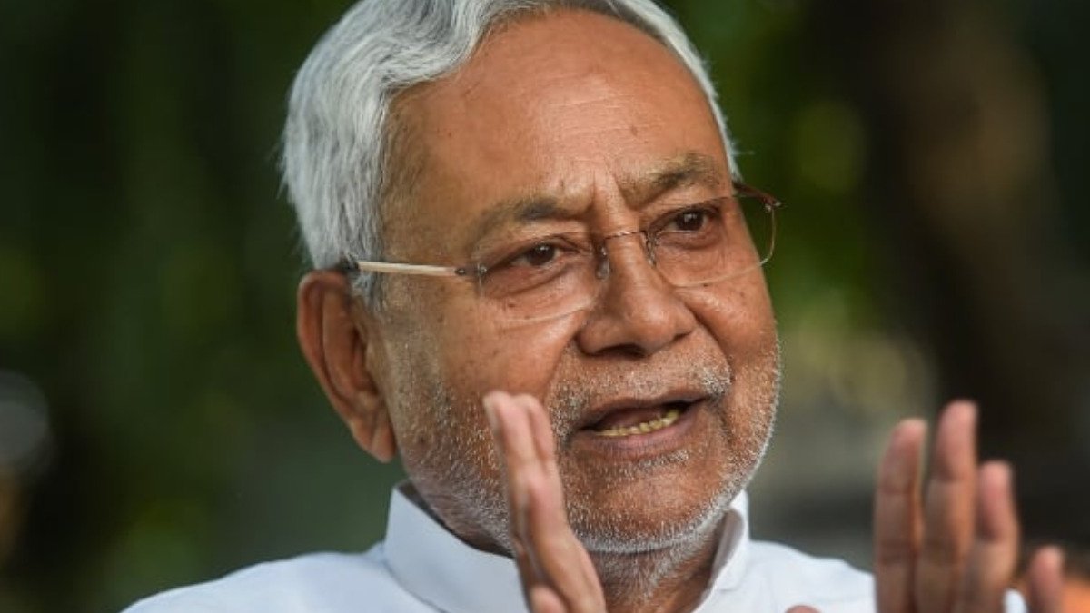 ब्रेकिंग: बिहार के मुख्यमंत्री नीतीश कुमार ने फूटपाथ पर कूदकर बचाई जान, सुरक्षा में चूक के बाद बड़ा निर्णय!
