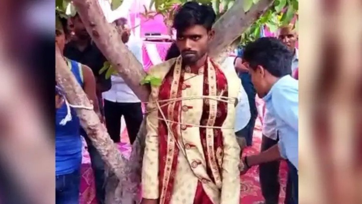 दुल्हन के परिवार वालों ने डिमांड सुनते ही दूल्हे को पेड़ से बांधकर पीटा, बारातियों को बनाया बंधक