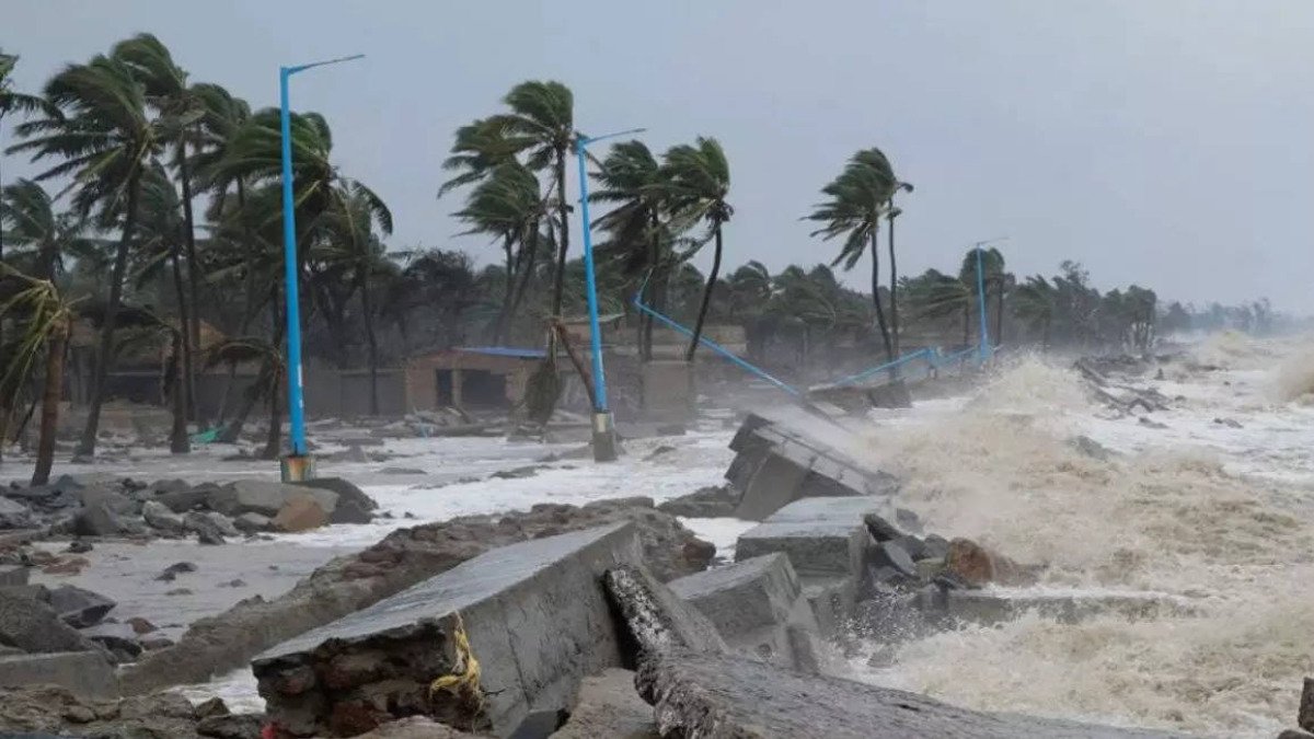 Cyclone Biparjoy: तट से टकराया बिपरजॉय तूफान, बिहार में भी तबाही की आशंका, इन जिलों को लेकर अलर्ट जारी