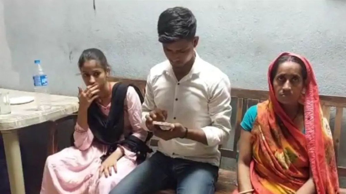 ब्वॉयफ्रेंड के साथ बाइक पर घूम रही थी पत्नी, पति की पड़ गई नजर, फिर…..