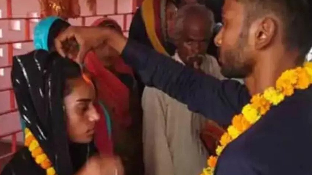 दवा लेकर बीमार प्रेमिका से मिलने पहुंचा प्रेमी, फिर परिजनों ने करवा दी शादी