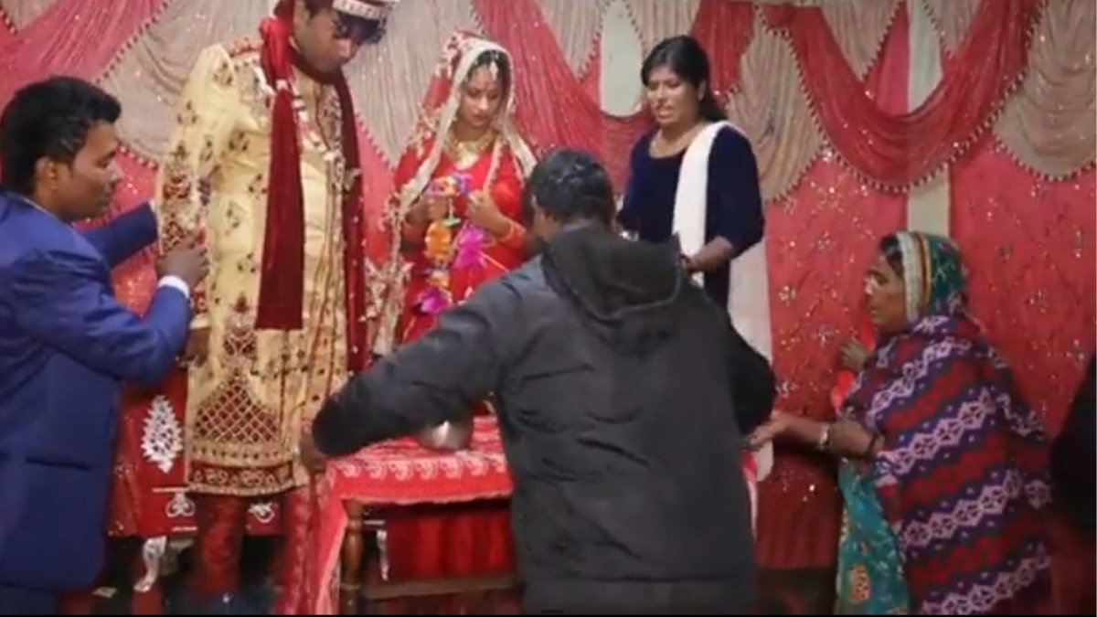 दुल्हन के सामने ही साली के गले में दूल्हे ने पहना दी वरमाला,   फिर हुआ हाई वोल्टेज ड्रामा