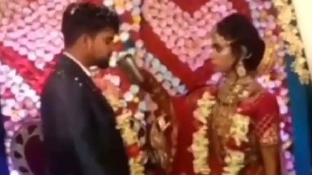 स्टेज पर खड़े होकर गुस्सैल दुल्हन ने दूल्हे पर उतारा गुस्सा, विडियो हुआ वायरल