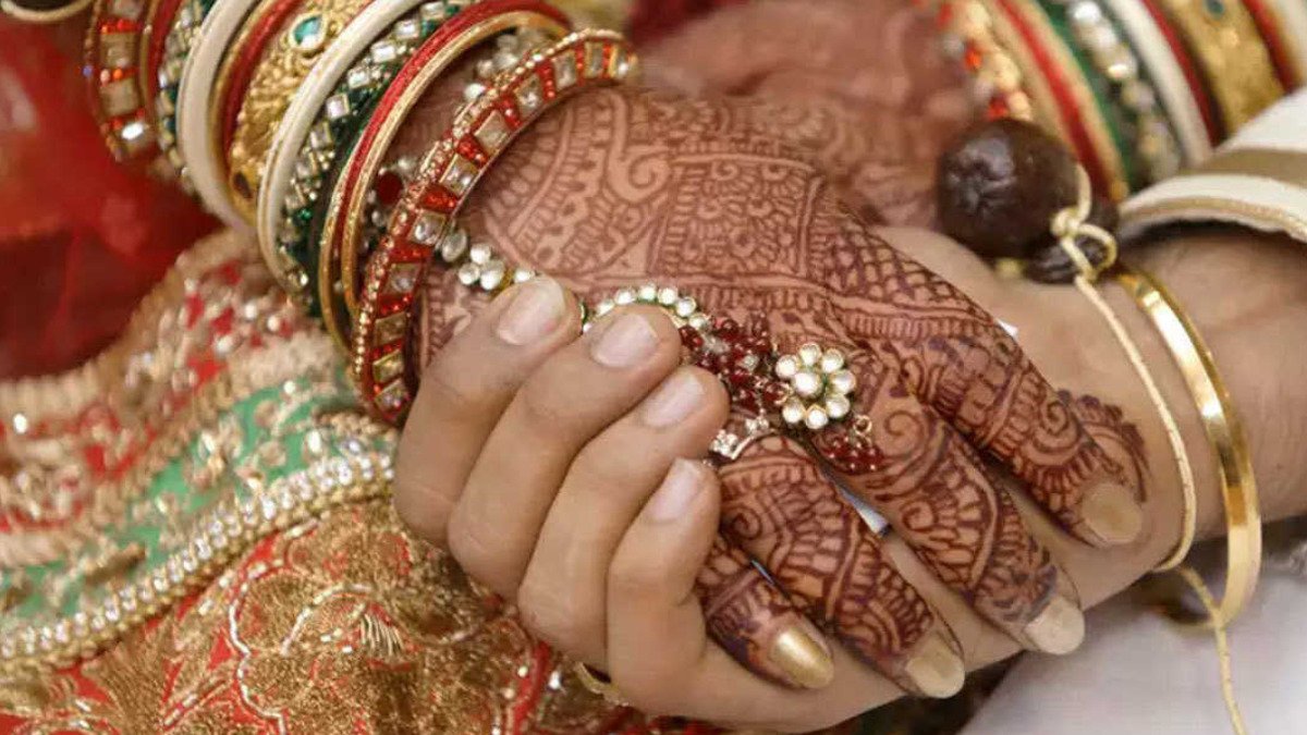 तीन बच्चों की मां को नाई से हुआ प्यार, पति को छोड़कर रचाई शादी!