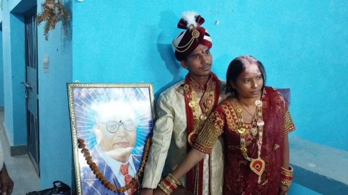 बिहार: दारोगा ने गर्लफ्रेंड से थाने में रचाई शादी, पुलिसकर्मियों ने दुल्हन और दूल्हे को सजाया