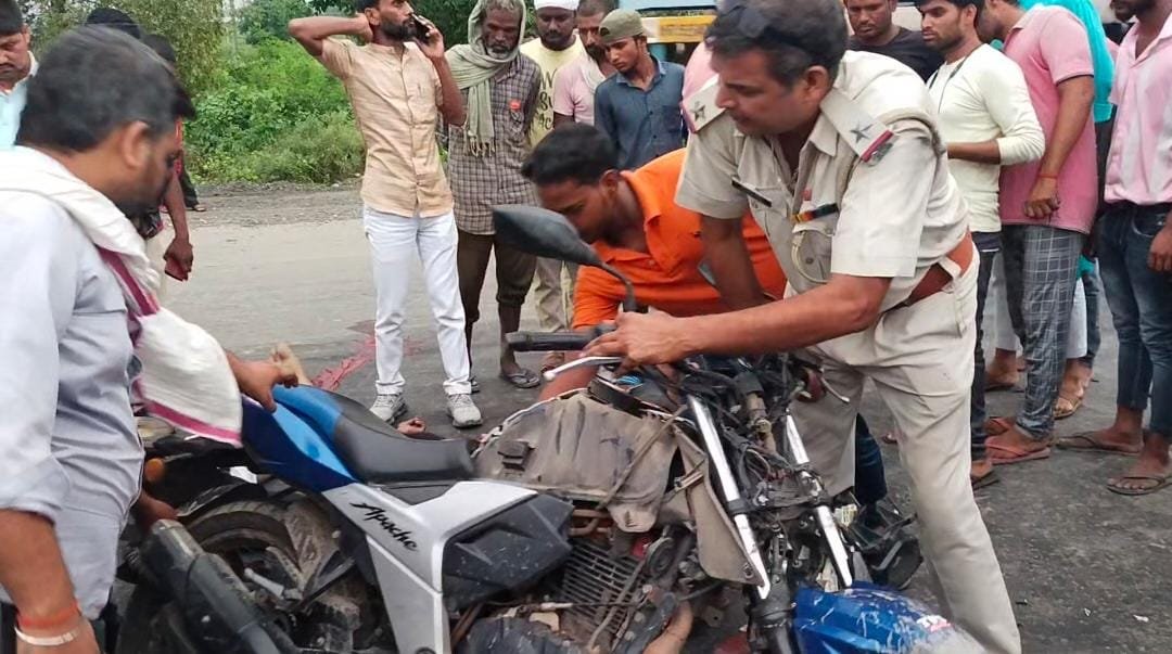 दुर्गावती में तेज रफ्तार ट्रक के धक्के से बाइक सवार दो युवकों की हुई मौत-