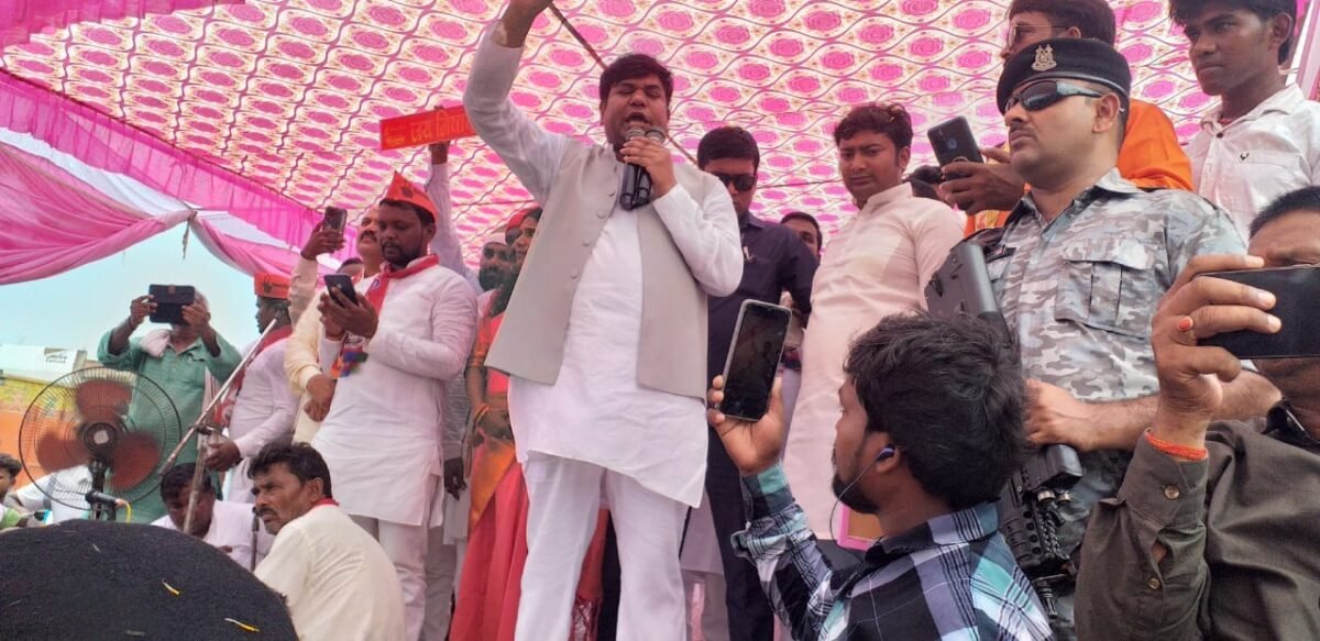 एक रोटी कम खाएं पर बच्चों को जरूर पढ़ाएं: मुकेश साहनी