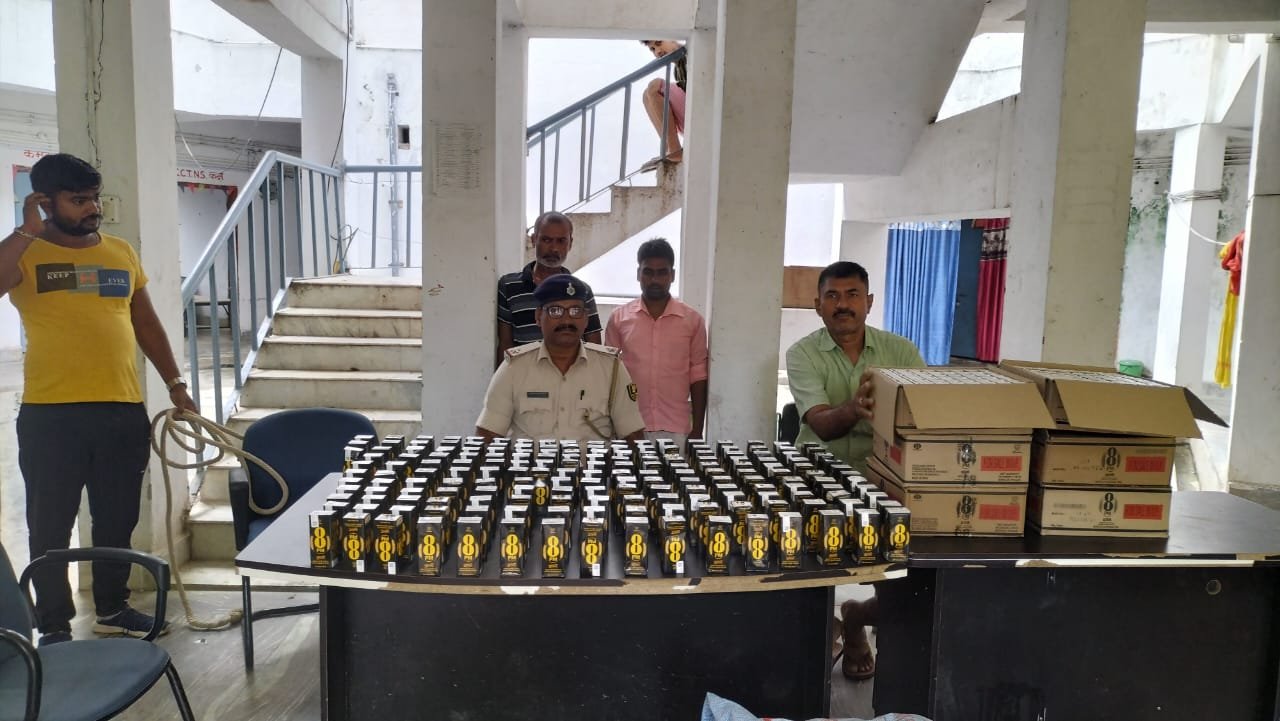 कार से एक लाख रुपये की 473 पीस टेट्रा पैक शराब के साथ दो तस्कर गिरफ्तार