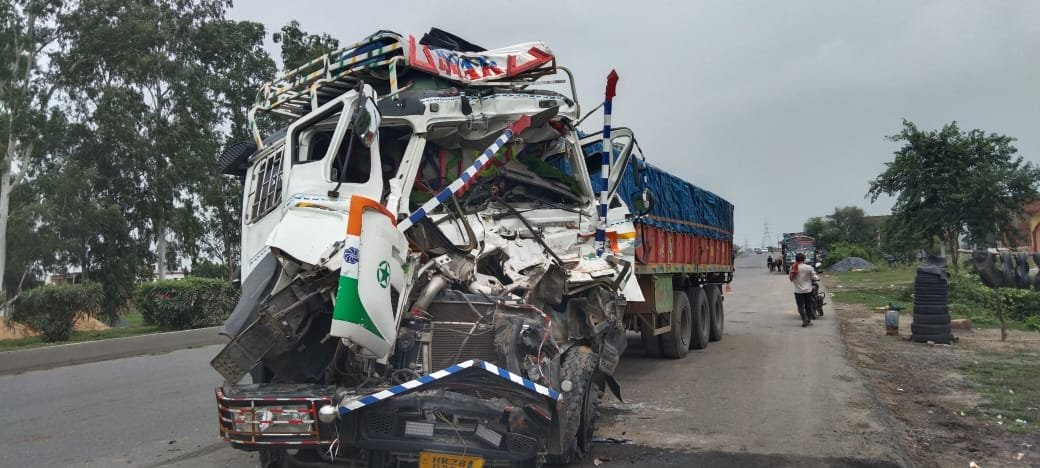 जीटी रोड पर ट्रेलर और ट्रक में जोरदार टक्कर,चालक घायल, ट्रेलर का उड़े परखच्चे
