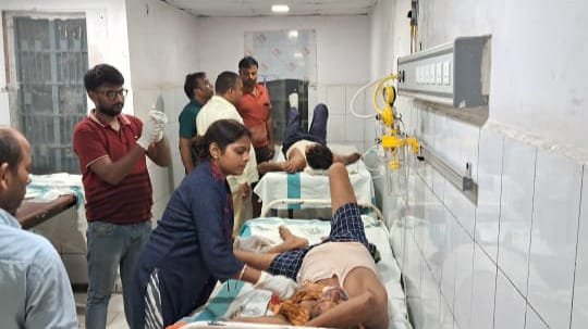 शौच करने जा रहे युवक को ई रिक्शा ने मारी जोरदार टक्कर, ई रिक्शा पलटा चालक सहित दो घायल
