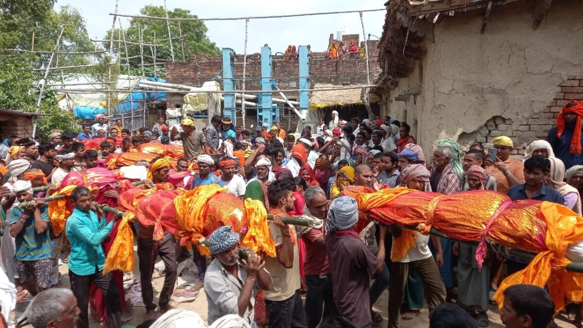 शिवसागर के पखनारी के समीप सड़क दुर्घटना में मोहनिया के बमहौर खास गांव के एक ही परिवार के 6 लोगों की उठी अर्थी गांव में मचा कोहराम