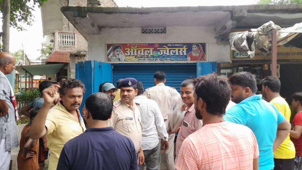 ज्वेलर्स दुकान से लगभग दो लाख रूपये मूल्य के जेवरात कि चोरी 