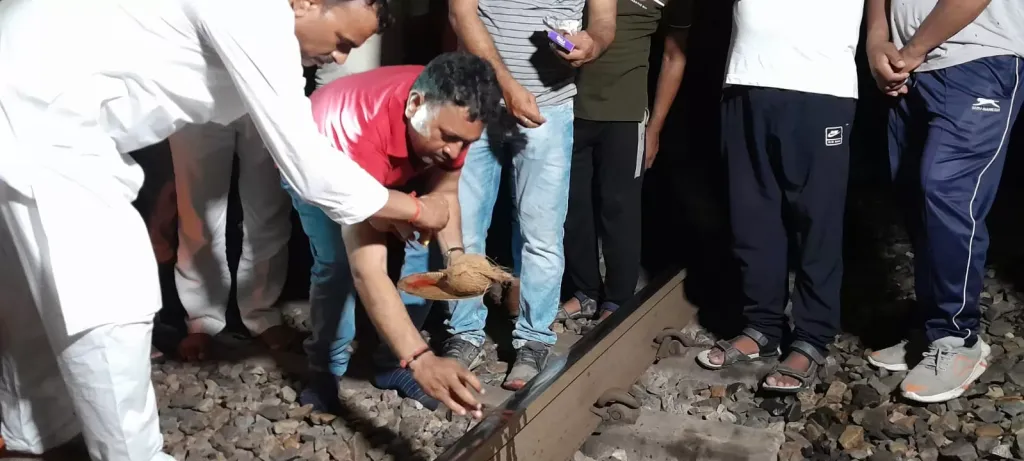 राजधानी रेल दुर्घटना में मारे गए लोगों की मनाई गई 21 वीं बरसी, रेल कर्मचारियों ने की पटरी की पूजा 