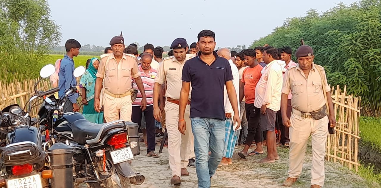 पैंतीस वर्षीय युवक का संदिग्ध स्थिति में मिला शव। ——— सूचना पर पहुंची पुलिस ने शव को कब्जे में लेकर पोस्टमार्टम के लिए बेतिया भेजा।