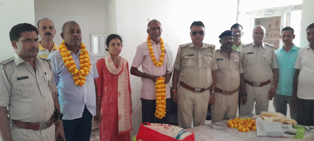 सेवानिवृत्त दारोगा व दफादार को दी गई विदाई