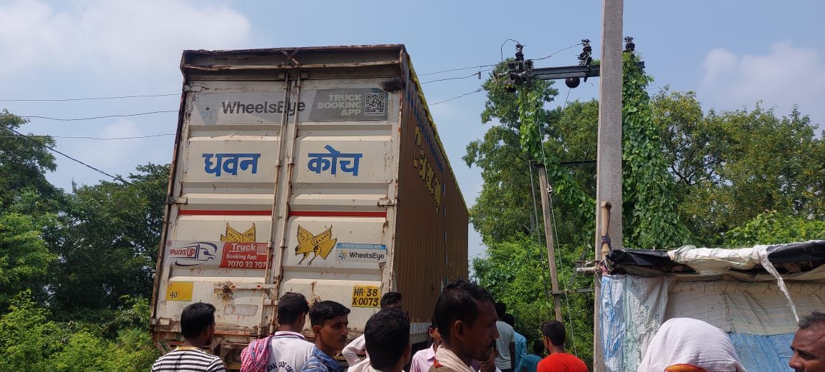 हाईटेंशन बिजली तार की चपेट में आया कंटेनर, झुलस कर सह चालक की हुई मौत