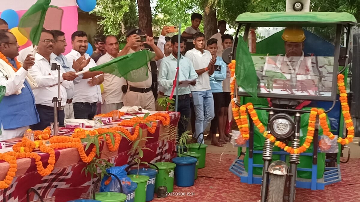 मझिआंव मुखिया की पहल पर ठोस व तरल पदार्थ प्रबंधन कार्य का शुभारंभ।