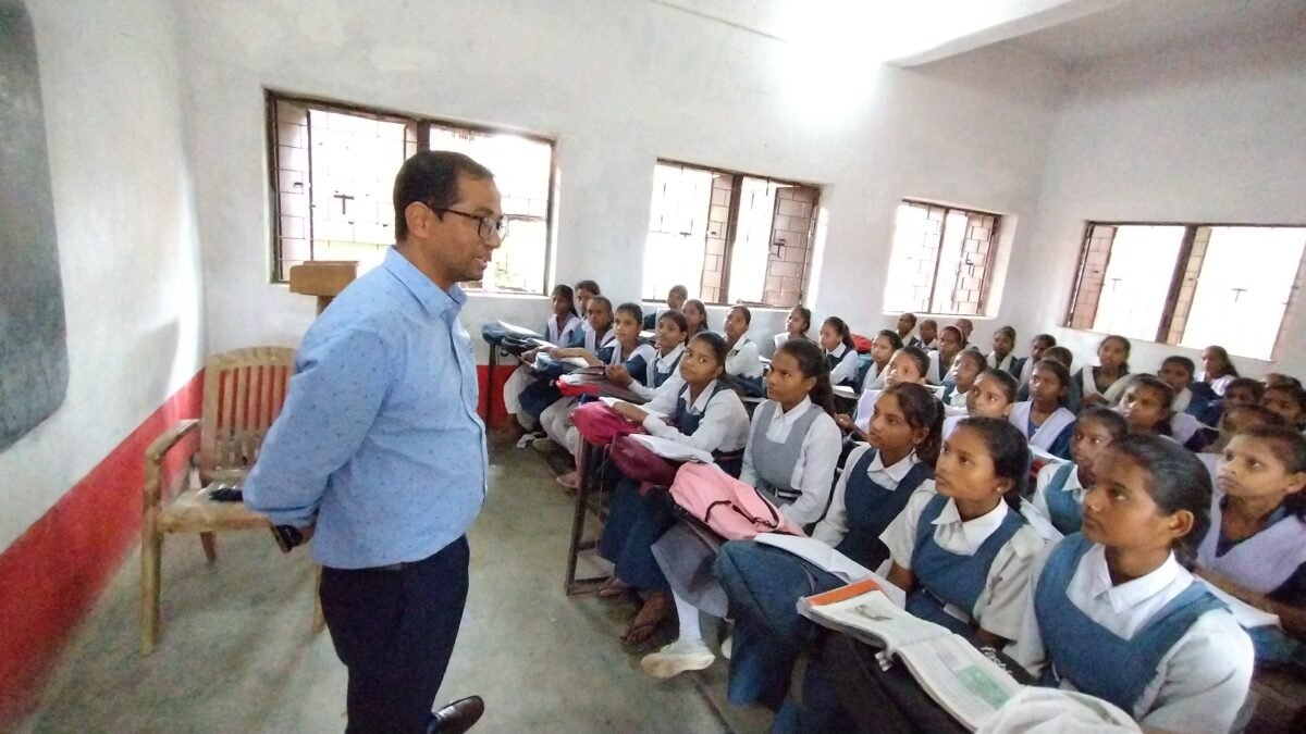 जिला कार्यक्रम पदाधिकारी शिक्षक की भूमिका में नजर आए