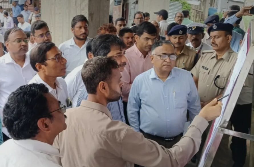 नरकटियागंज स्टेशन का जीएम डिम्पी गर्ग ने किया निरीक्षण, निर्माण कार्यों में कमियां मिलने पर जताई नाराजगी