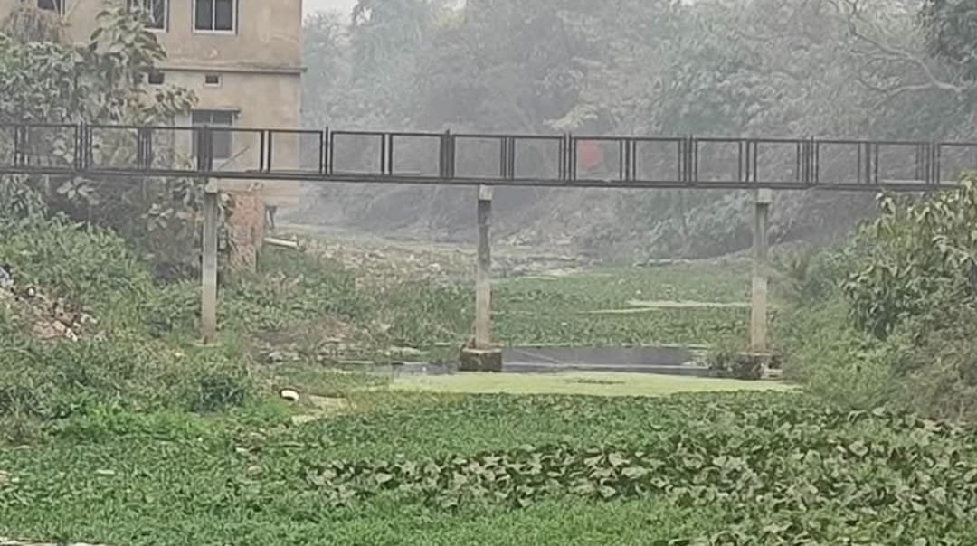 चंद्रावत नदी के अतिक्रमण से बेतिया पर बाढ़ का संकट, तटबंध टूटने के बाद बढ़ी परेशानी