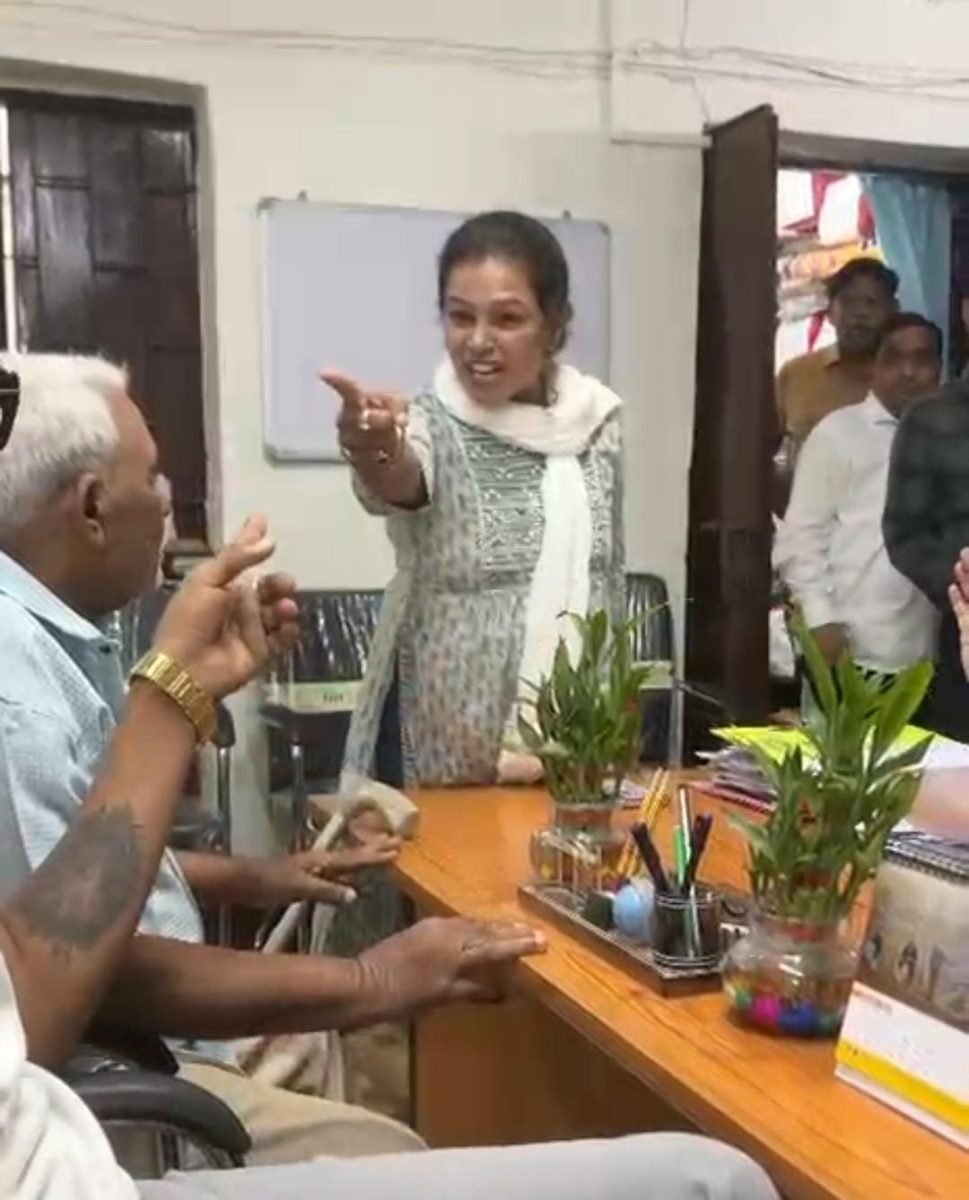 औरंगाबाद DEO ऑफिस में महिला का हंगामा, DEO देखते रह गए - "तू है कौन, मारेगा?" वीडियो वायरल