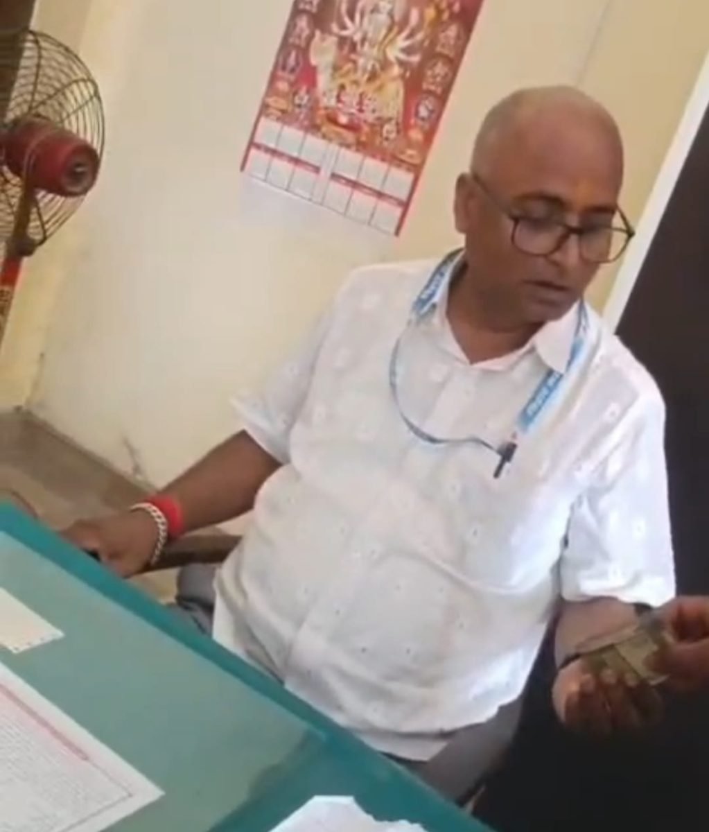 मझौलिया अंचल कार्यालय में रिश्वत लेने का वीडियो वायरल, लिपिक पर 10 हजार लेने का आरोप