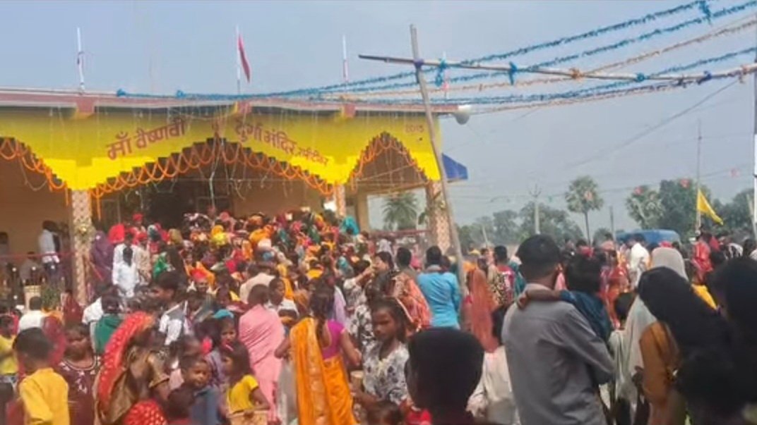 महाअष्टमी पर रानीटीकर दुर्गा मंदिर में उमड़ा आस्था का सैलाब, मां के दर्शन को लगी श्रद्धालुओं की कतार